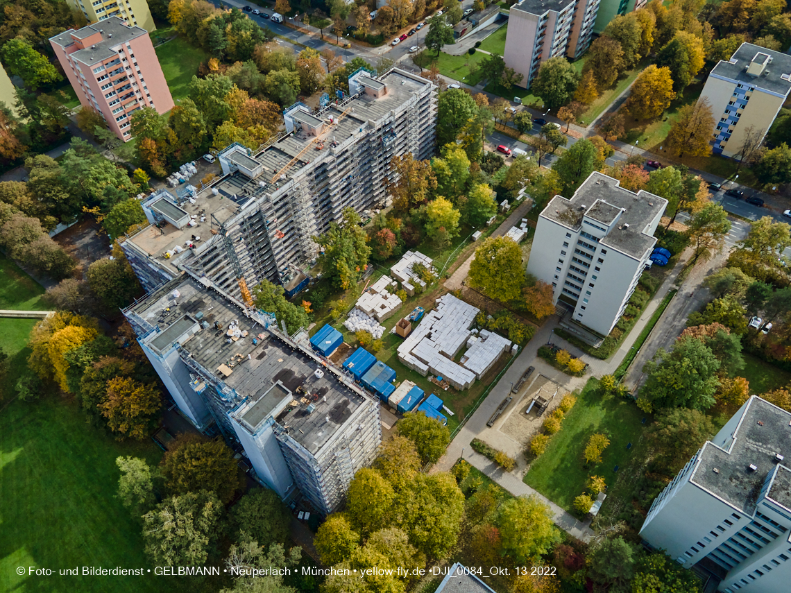 13.10.2022 - Fassadensanierung am Karl-Marx-Ring 11-21 in Neuperlach